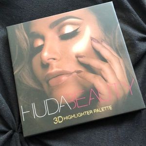 NEW IN BOX ✨ Huda Beauty 3D Highlighter Palette